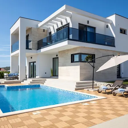 Luxury Mia