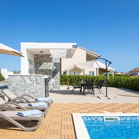 Luxury Mia Βίλα *