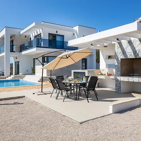 Luxury Mia Βόντιτσε