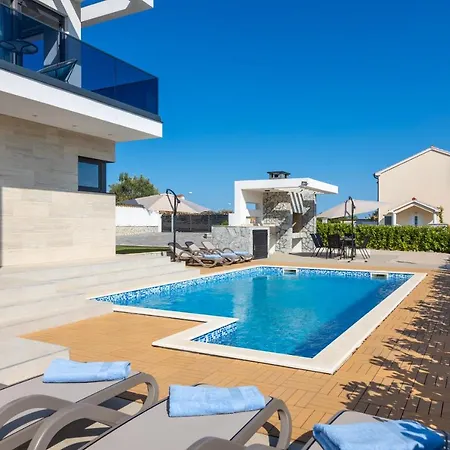 Luxury Mia *